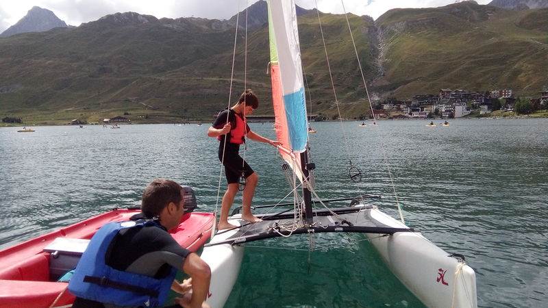 garçon sur un catamaran