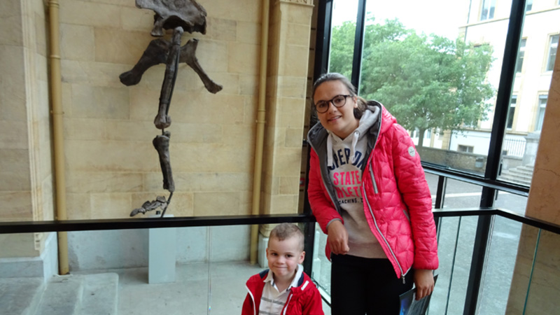 parent et enfant devant une sculpture